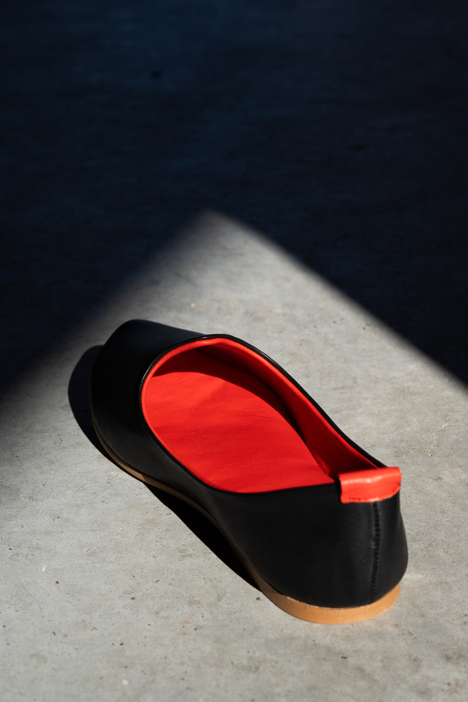 Handcrafted leather mojri loafers in black by Joshi Collective—sustainable luxury men’s shoes, premium artisan footwear available in USA